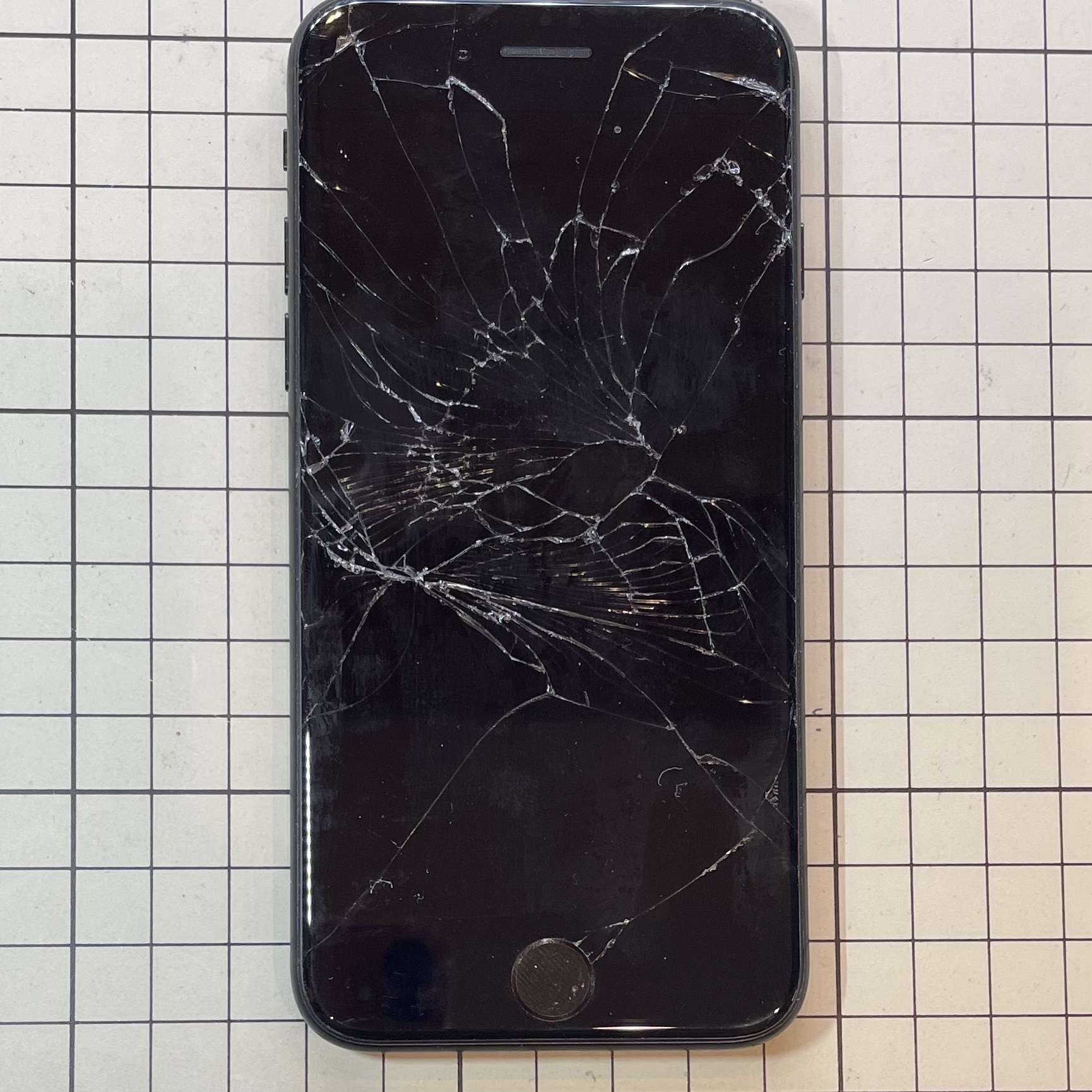 iPhone8 画面割れ修理